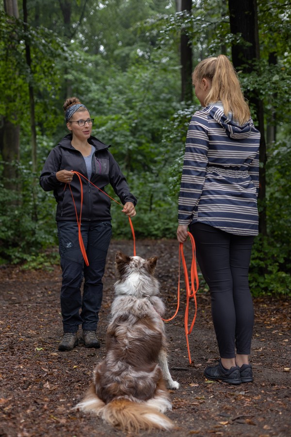 Maria Kurz_Kundin_Hund Maria Kurz steht vor einer Kundin, die einen Hund an der Leine hat. Die Kundin wird gerade von Maria Kurz beraten.